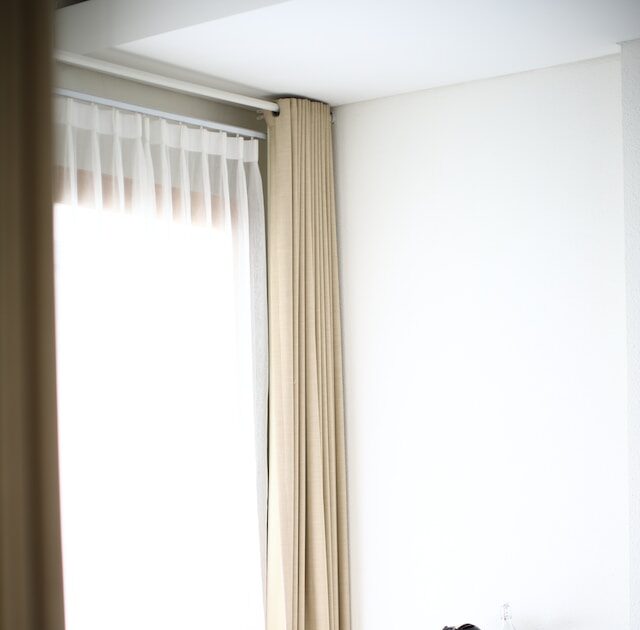 Stylowe wykończenie okna - jakie karnisze są modne?