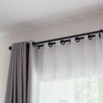 Jaki karnisz wybrać do małego pomieszczenia?